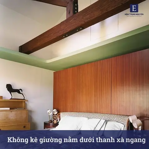 Không Kê Giường Ngủ Nằm Dưới Thanh Xà Ngang Nhà