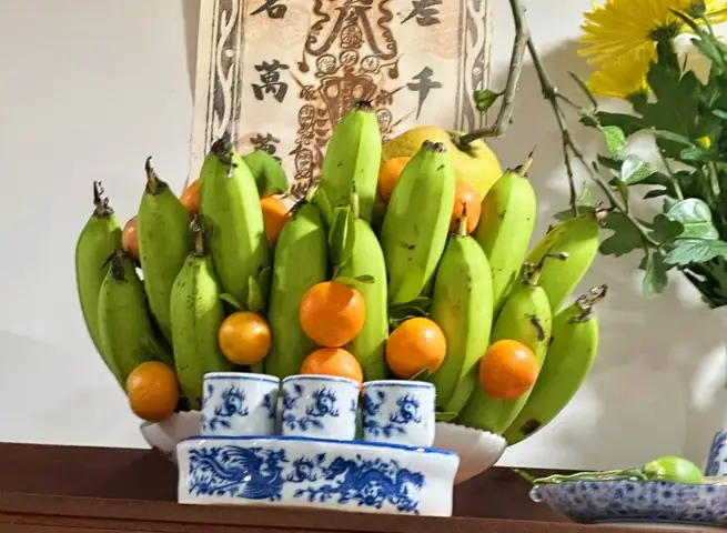 Hình Ảnh Chuối Cúng Trên Bàn Thờ: Ý Nghĩa Phong Thủy, Cách Chọn Nải Đẹp Và Những Lưu Ý Cần Biết Hình Ảnh Chuối Cúng Trên Bàn Thờ: Ý Nghĩa Phong Thủy, Cách Chọn Nải Đẹp Và Những Lưu Ý Cần Biết