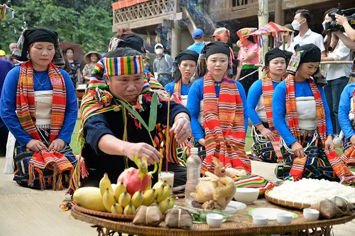 Hình Ảnh Thờ Cúng Của Người Thái Đen: Không Gian Tín Ngưỡng Và Nghi Lễ Truyền Thống