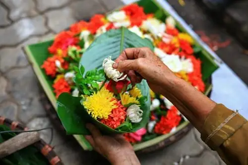 Hướng Dẫn Chọn Mua Hoa Đi Cúng Theo Bó Trang Trọng, Đúng Phong Thủy Và Phù Hợp Từng Nghi Lễ