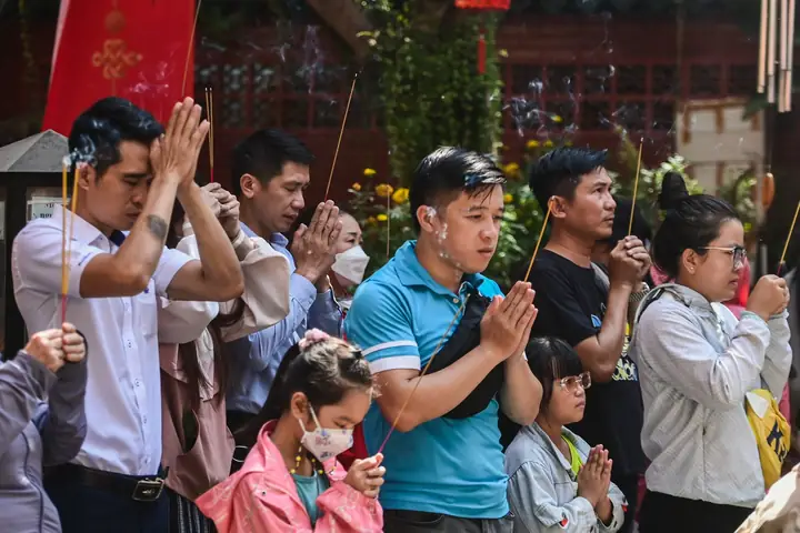 Hỏi Chuyện Cúng Bái: Giải Đáp Thắc Mắc Về Nghi Lễ Gia Tiên Và Tâm Linh Đúng Đạo Lý