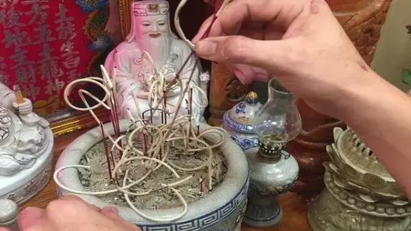 Hương Cúng Không Gãy Tàn Là Điềm Gì? Giải Mã Hiện Tượng Nhang Cuốn Tàn An Toàn Sức Khỏe