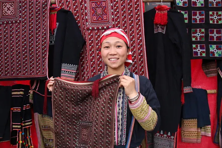 Khăn Của Thầy Cúng Người Dao Có Đặc Điểm Và Ý Nghĩa Gì Trong Nghi Lễ Tín Ngưỡng?