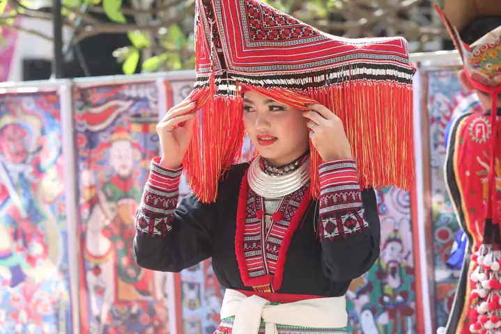 Khăn Của Thầy Cúng Người Dao Có Đặc Điểm Và Ý Nghĩa Gì Trong Nghi Lễ Tín Ngưỡng?