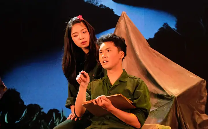 Khán Giả Đến Thưởng Thức Và Ủng Hộ Các Vở Kịch Tại Sân Khấu
