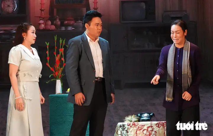 Điềm Báo Và Những Câu Chuyện Tâm Linh Đằng Sau Ánh Đèn Sân Khấu Là Gì?