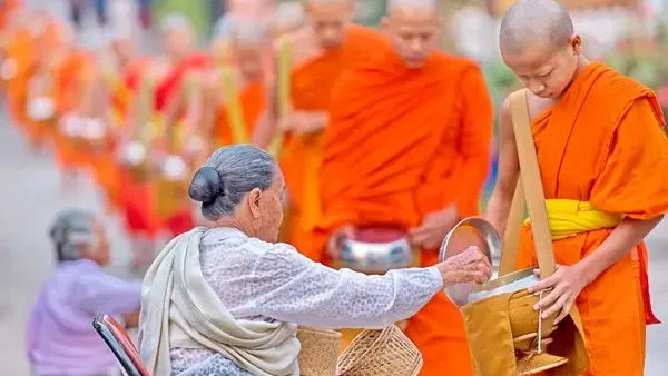 Ý Nghĩa Và Phước Báu Của Việc Lạy Cúng Dường Chư Tăng Trong Phật Giáo