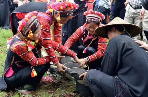 Tìm Hiểu Chi Tiết Về Lễ Cúng Bản Độc Đáo Của Người La Hủ