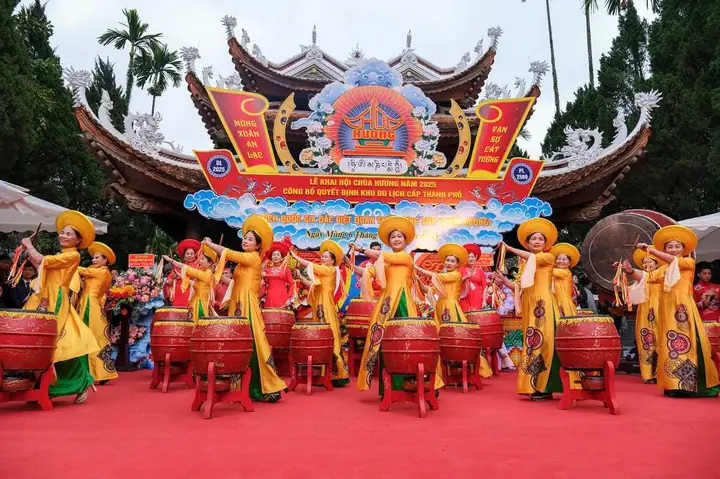 Hướng Dẫn Lễ Cúng Chùa Hương Đầy Đủ: Sắm Mâm Lễ, Lộ Trình Và Văn Khấn Chi Tiết Hướng Dẫn Lễ Cúng Chùa Hương Đầy Đủ: Sắm Mâm Lễ, Lộ Trình Và Văn Khấn Chi Tiết