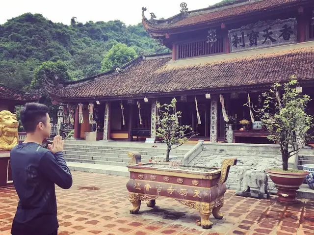 Hướng Dẫn Lễ Cúng Chùa Hương Đầy Đủ: Sắm Mâm Lễ, Lộ Trình Và Văn Khấn Chi Tiết Hướng Dẫn Lễ Cúng Chùa Hương Đầy Đủ: Sắm Mâm Lễ, Lộ Trình Và Văn Khấn Chi Tiết