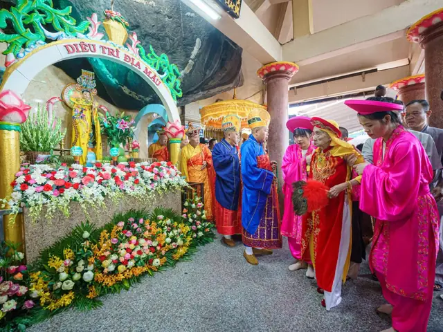 Hướng Dẫn Lễ Cúng Chùa Bà Đen Trọn Vẹn: Lễ Vật, Cách Sắp Mâm Và Văn Khấn Chi Tiết Hướng Dẫn Lễ Cúng Chùa Bà Đen Trọn Vẹn: Lễ Vật, Cách Sắp Mâm Và Văn Khấn Chi Tiết