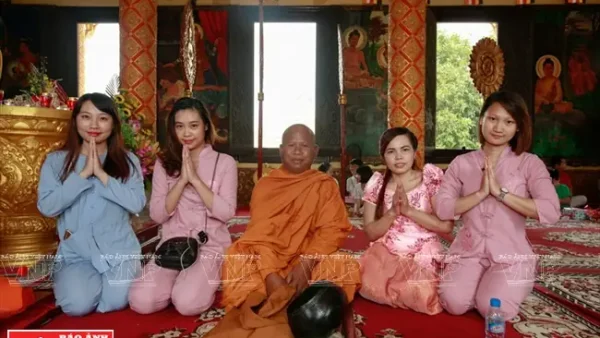 Lễ Cúng Dường Dâng Y Là Gì? Ý Nghĩa Và Nghi Thức Cúng Dường Đúng Pháp