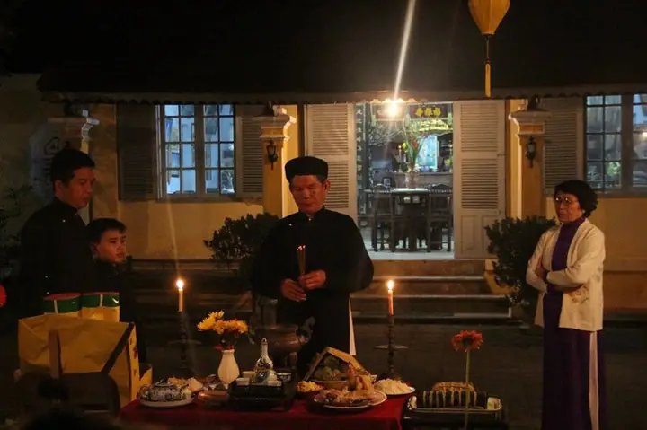 Lễ Cúng Ra Tết: Ý Nghĩa, Mâm Lễ Vật, Khung Giờ Và Bài Văn Khấn Chuẩn Xác Lễ Cúng Ra Tết: Ý Nghĩa, Mâm Lễ Vật, Khung Giờ Và Bài Văn Khấn Chuẩn Xác
