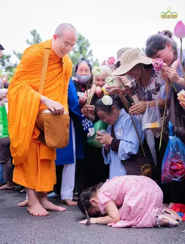 Lễ Sớt Bát Cúng Dường Trong Tiếng Anh Là Gì? Thuật Ngữ Và Ý Nghĩa Chi Tiết