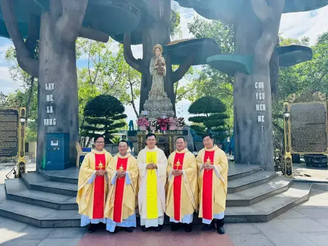 Hướng Dẫn Chi Tiết Lời Khấn Cúng Đầu Năm Tư Gia Ở Huế Đúng Chuẩn Tâm Linh Hướng Dẫn Chi Tiết Lời Khấn Cúng Đầu Năm Tư Gia Ở Huế Đúng Chuẩn Tâm Linh