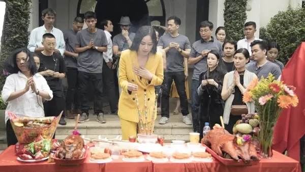 Sự Thật Về Lùm Xùm Mai Phương Thúy Mặc Suit Không Nội Y Đi Lễ Cúng Tổ Nghề