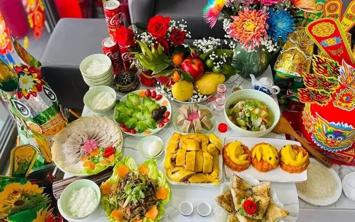 Mâm Cơm Cúng Ông Táo Của Người Huế: Hướng Dẫn Chuẩn Bị Lễ Vật Và Nghi Thức Trọn Vẹn