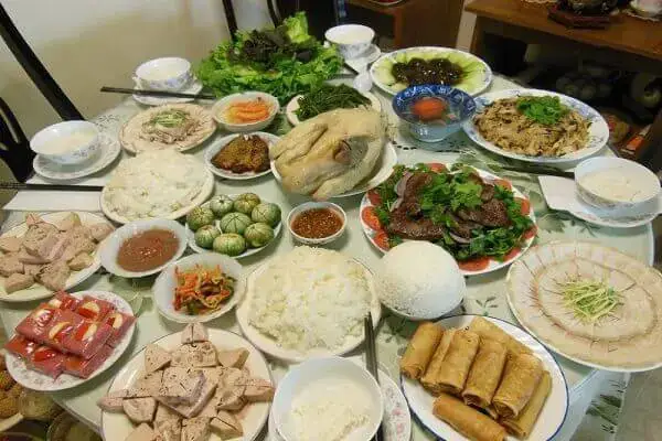 Mâm Cơm Cúng Cửu Huyền Thất Tổ Gồm Những Món Gì? Gợi Ý Thực Đơn Đầy Đủ Và Chuẩn Phong Tục