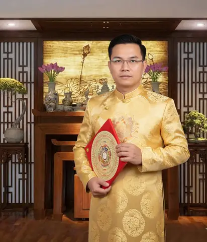 Người Đàn Ông Đang Cẩn Thận Gỡ Cá Rô Bắt Được Dưới Ao Người Đàn Ông Đang Cẩn Thận Gỡ Cá Rô Bắt Được Dưới Ao