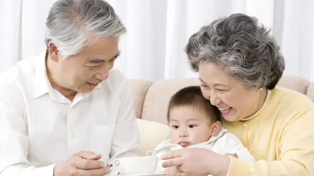 Mơ Thấy Anh Em Họ Hàng Đánh Con Gì? Giải Mã Điềm Báo Và Con Số May Mắn