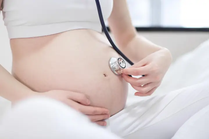 Người Phụ Nữ Ôm Bụng Thể Hiện Sự Đau Đớn