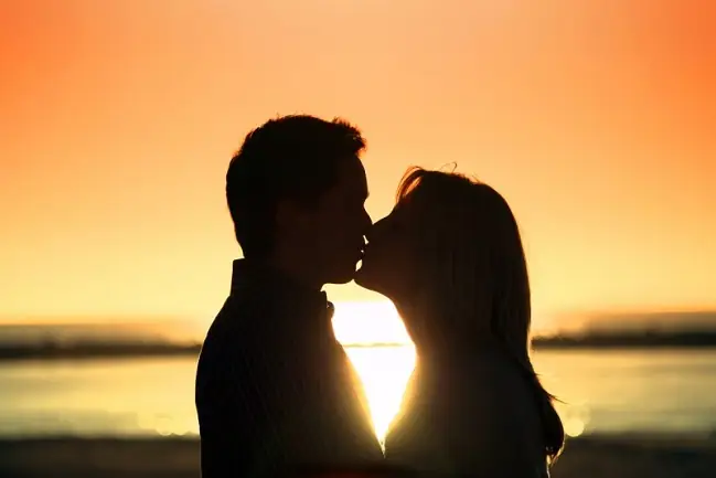 Nằm Mơ Thấy Có Người Yêu Là Điềm Gì? Giải Mã Ý Nghĩa & Điềm Báo Tình Cảm