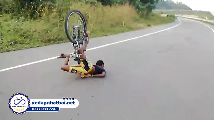 Ngã Xe Đạp Khi Đang Đi Là Điềm Báo Xấu Cần Chú Ý. Ngã Xe Đạp Khi Đang Đi Là Điềm Báo Xấu Cần Chú Ý.
