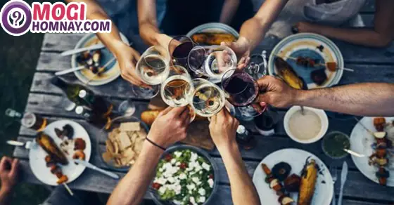 Những Con Số Liên Quan Khi Mơ Thấy Ăn Uống Cùng Bạn Bè Hoặc Người Lạ Những Con Số Liên Quan Khi Mơ Thấy Ăn Uống Cùng Bạn Bè Hoặc Người Lạ