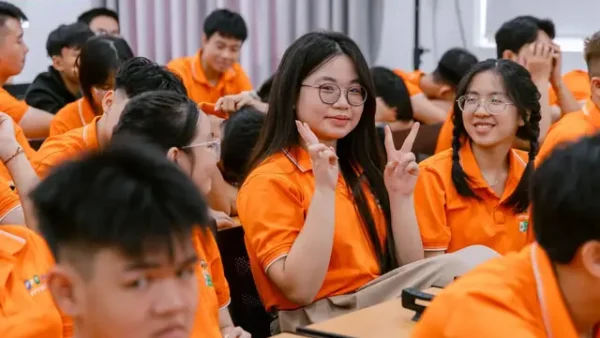 Mơ Thấy Lớp Học Đông Người Mang Điềm Gì? Giải Mã Ý Nghĩa Và Đánh Con Gì Trúng Lớn