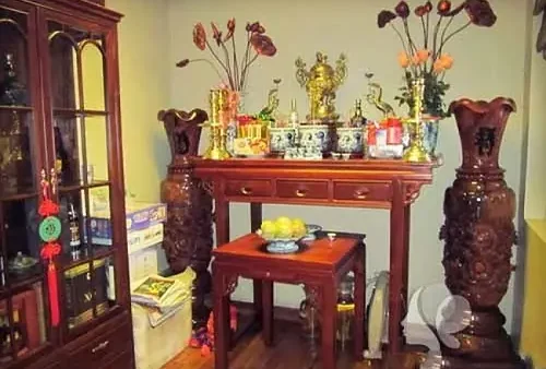 Nằm Mơ Thấy Thắp Nhang Bàn Thờ Nhà Người Khác Là Điềm Gì? Giải Mã Ý Nghĩa Và Con Số May Mắn