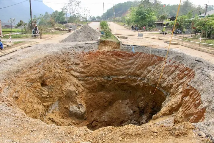 Cảnh Tranh Chấp Ranh Giới Đất Đai Với Hàng Xóm Cảnh Tranh Chấp Ranh Giới Đất Đai Với Hàng Xóm