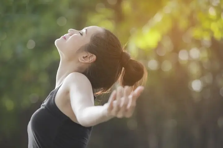 Thực Hiện Hít Thở Sâu Để Giảm Cơn Nấc Cụt Thực Hiện Hít Thở Sâu Để Giảm Cơn Nấc Cụt