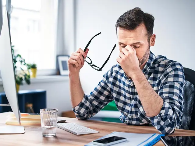 Những Dấu Hiệu Bệnh Lý Nguy Hiểm Cần Lưu Ý Khi Mắt Phải Giật Liên Tục