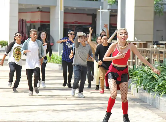 Người Mơ Đang Cố Gắng Chạy Trốn Khỏi Sự Truy Đuổi Người Mơ Đang Cố Gắng Chạy Trốn Khỏi Sự Truy Đuổi