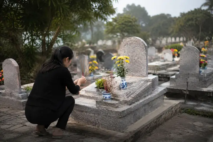 Hành Động Bốc Mộ Hoặc Dẫm Lên Bia Mộ Mang Ý Nghĩa Sâu Sắc