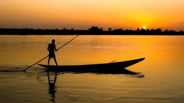 Mơ Thấy Lội Sông Bắt Cá Hoặc Có Người Cứu Giúp Đánh Con Gì Để Đổi Vận?