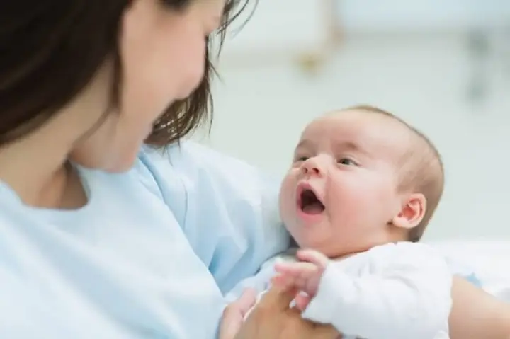Hình Ảnh Minh Họa Người Nằm Mơ Bồng Bế Bé Trai Khỏe Mạnh