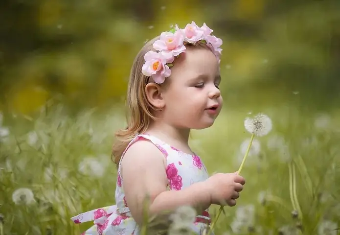 Hình Ảnh Cháu Gái Đáng Yêu Trò Chuyện Vui Vẻ Trong Giấc Mơ Hình Ảnh Cháu Gái Đáng Yêu Trò Chuyện Vui Vẻ Trong Giấc Mơ