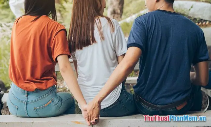 Hình Ảnh Chồng Ngoại Tình Phản Ánh Sự Bất An Thầm Kín Của Người Vợ.