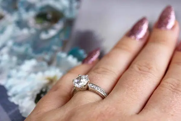 Hình Ảnh Chiếc Nhẫn Kim Cương Đính Hôn Lấp Lánh Và Sang Trọng Hình Ảnh Chiếc Nhẫn Kim Cương Đính Hôn Lấp Lánh Và Sang Trọng