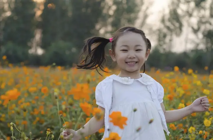 Hình Ảnh Bé Gái Mang Lại Sự Bình An Và Tình Cảm Hình Ảnh Bé Gái Mang Lại Sự Bình An Và Tình Cảm