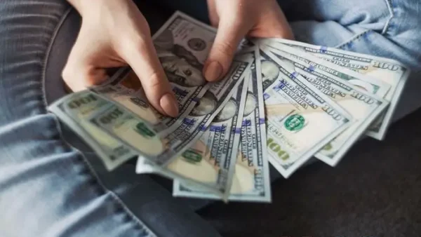 Nằm Mơ Thấy Người Đàn Ông Đưa Tiền Cho Mình Là Điềm Gì, Đánh Con Số Mấy?