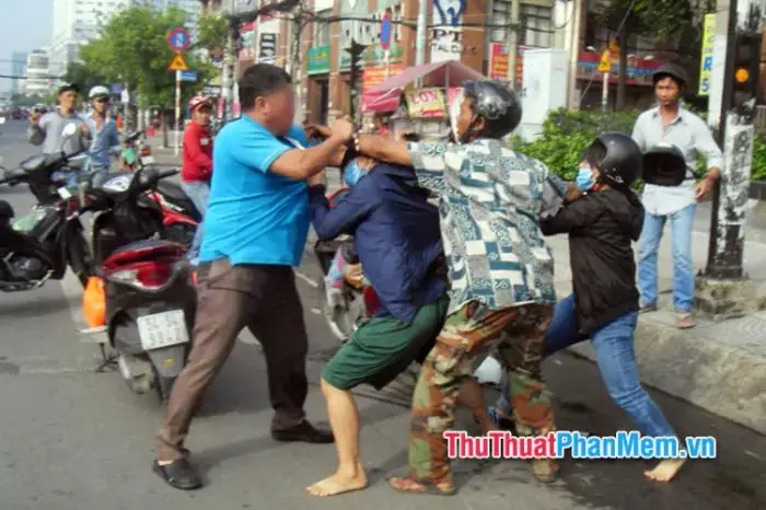 Mơ Thấy Đám Đông Xúm Lại Đánh Nhau Là Điềm Gì?