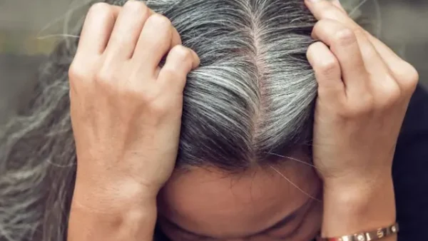 Nằm Mơ Thấy Người Khác Nhổ Tóc Bạc Cho Mình Là Điềm Gì, Lành Hay Dữ?