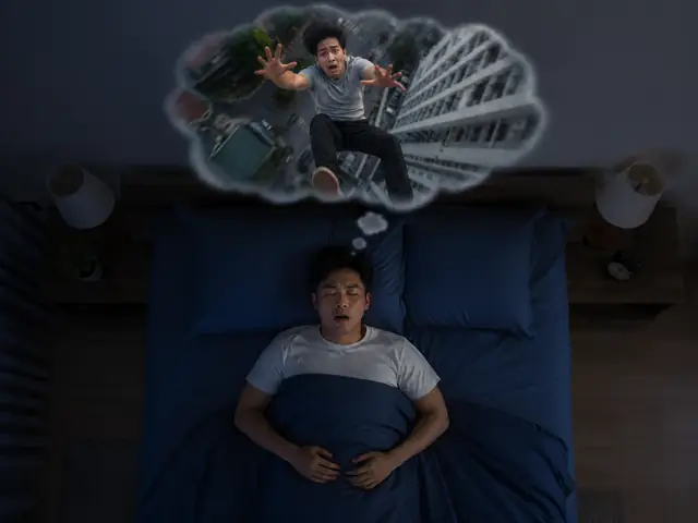 Nằm Mơ Thấy Người Khác Rơi Từ Trên Cao Xuống Đánh Con Gì Và Mang Điềm Báo Gì?