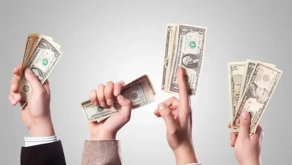 Nằm Mơ Thấy Người Phụ Nữ Đưa Tiền Cho Mình: Điềm Báo Tài Lộc Hay Cạm Bẫy Và Con Số May Mắn