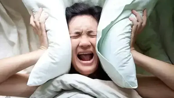 Nằm Mơ Thấy Người Ta Cầm Dao Đuổi Mình Là Điềm Báo Gì? Giải Mã Chi Tiết Ý Nghĩa Tốt Xấu