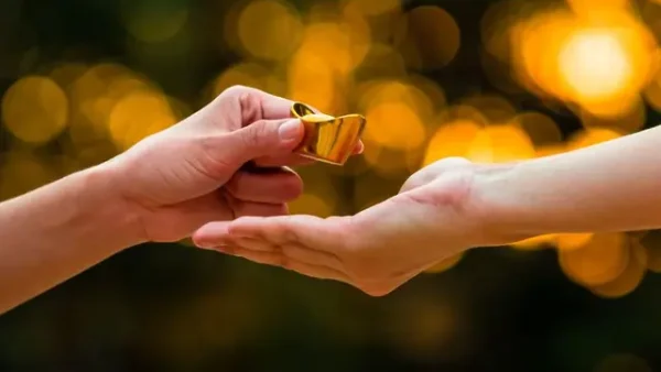 Nằm Mơ Thấy Người Ta Cho Vàng Là Điềm Gì? Giải Mã Giấc Mơ Và Các Con Số May Mắn