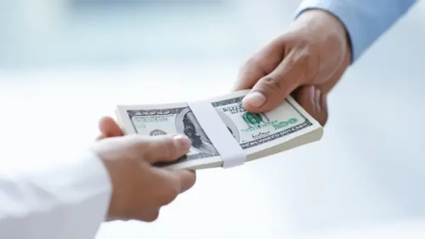 Nằm Mơ Thấy Người Ta Đưa Tiền Cho Mình Hên Hay Xui? Giải Mã Chi Tiết Điềm Báo