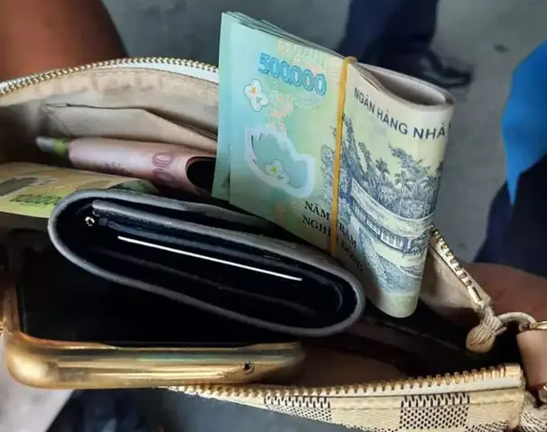 Nằm Mơ Thấy Nhặt Được Tiền Và Trả Lại Mang Ý Nghĩa Gì? Giải Mã Điềm Báo Và Con Số May Mắn